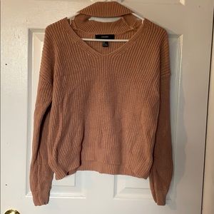 Médium length sweater with a built in choker